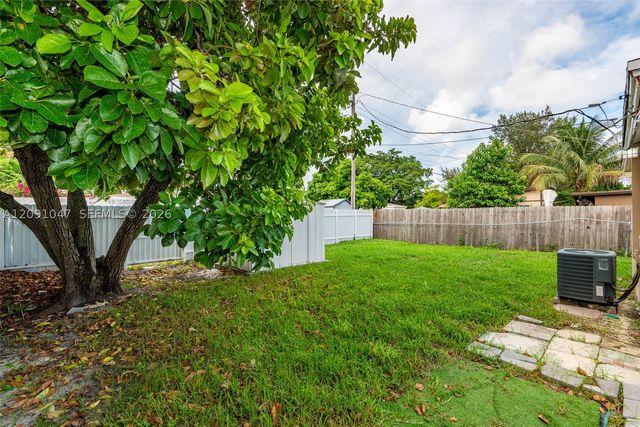 1679 NE 176th St, North Miami Beach, FL 33162