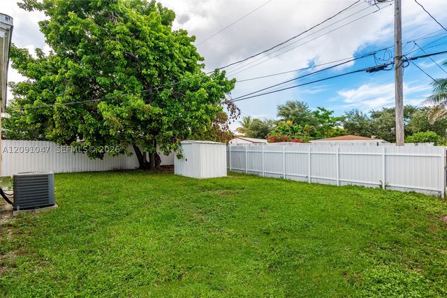 1679 NE 176th St, North Miami Beach, FL 33162