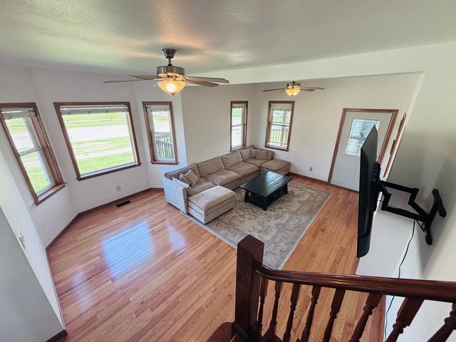 1402 4th Avenue, Belle Plaine, IA 50208