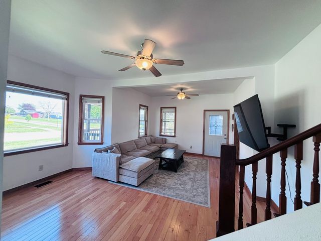 1402 4th Avenue, Belle Plaine, IA 50208