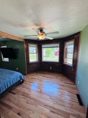 1402 4th Avenue, Belle Plaine, IA 50208