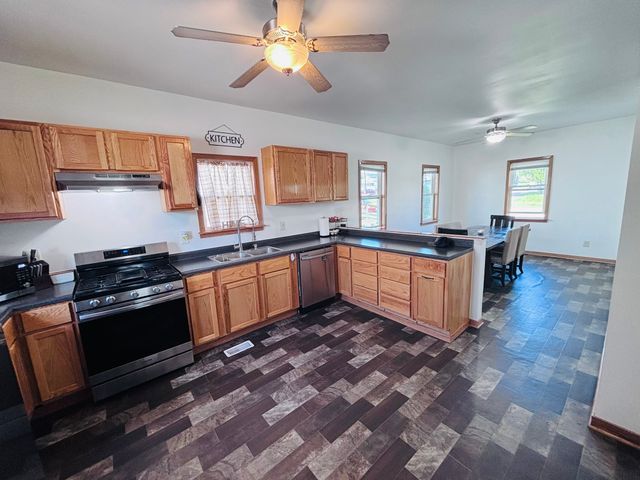 1402 4th Avenue, Belle Plaine, IA 50208