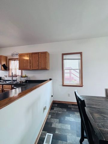 1402 4th Avenue, Belle Plaine, IA 50208