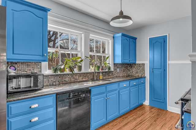 1272 SW Lakeside DR, Topeka, KS 66604