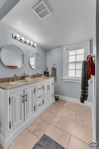 1272 SW Lakeside DR, Topeka, KS 66604