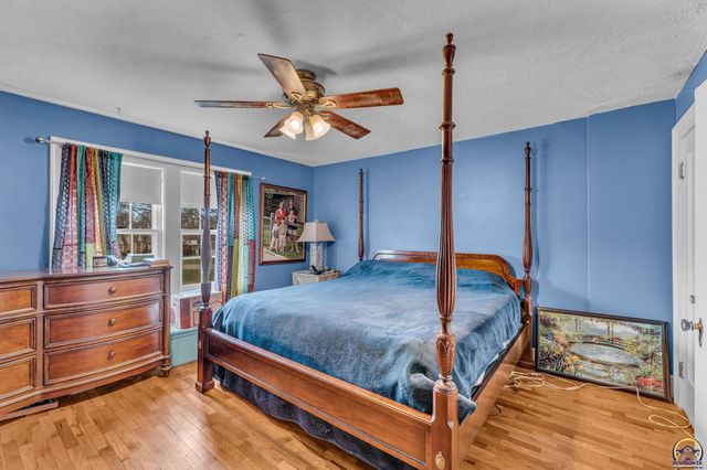 1272 SW Lakeside DR, Topeka, KS 66604