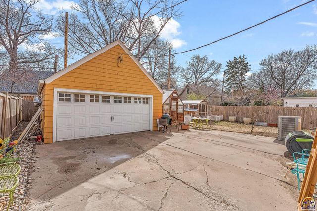 1272 SW Lakeside DR, Topeka, KS 66604