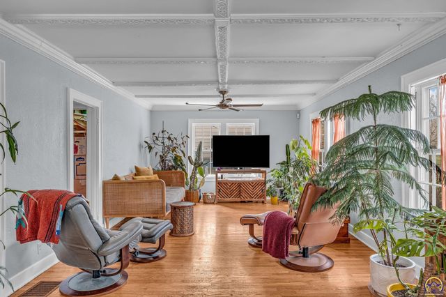 1272 SW Lakeside DR, Topeka, KS 66604