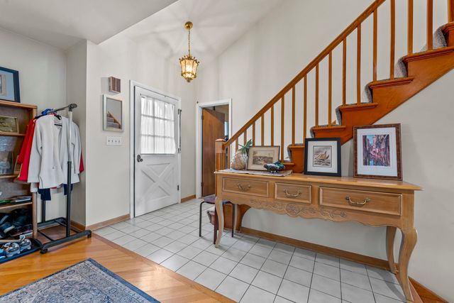 27052 W Lakeview Drive S, Lake Barrington, IL 60084