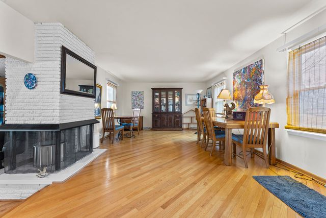 27052 W Lakeview Drive S, Lake Barrington, IL 60084