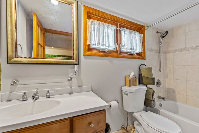 27052 W Lakeview Drive S, Lake Barrington, IL 60084