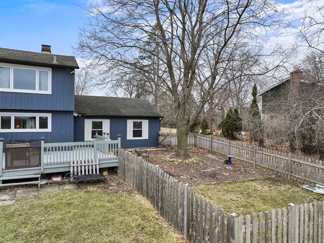 27052 W Lakeview Drive S, Lake Barrington, IL 60084