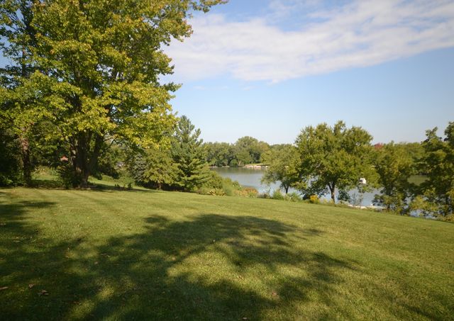 27052 W Lakeview Drive S, Lake Barrington, IL 60084