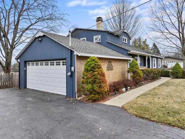 27052 W Lakeview Drive S, Lake Barrington, IL 60084