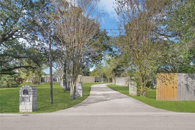 2202 Koster Road, Alvin, TX 77511