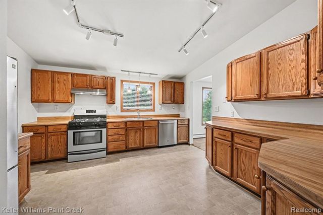 2232 London Bridge Drive, Rochester Hills, MI 48307