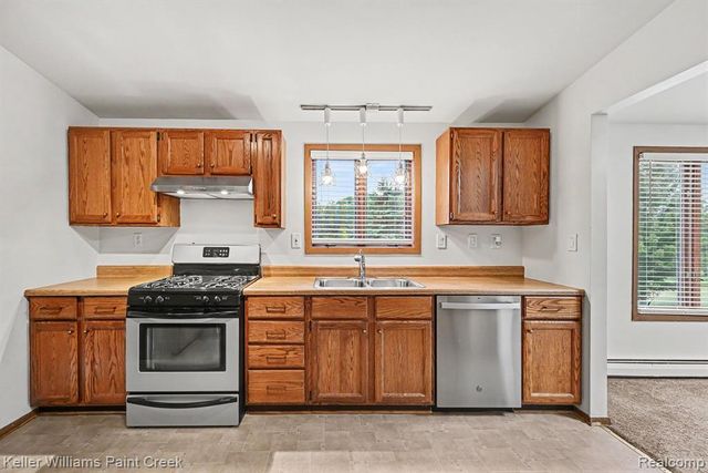 2232 London Bridge Drive, Rochester Hills, MI 48307