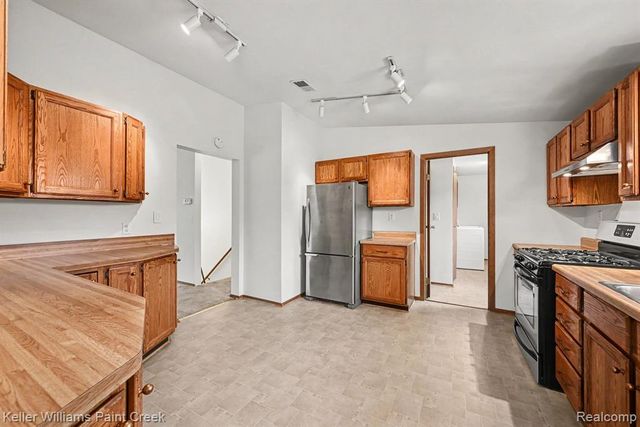 2232 London Bridge Drive, Rochester Hills, MI 48307