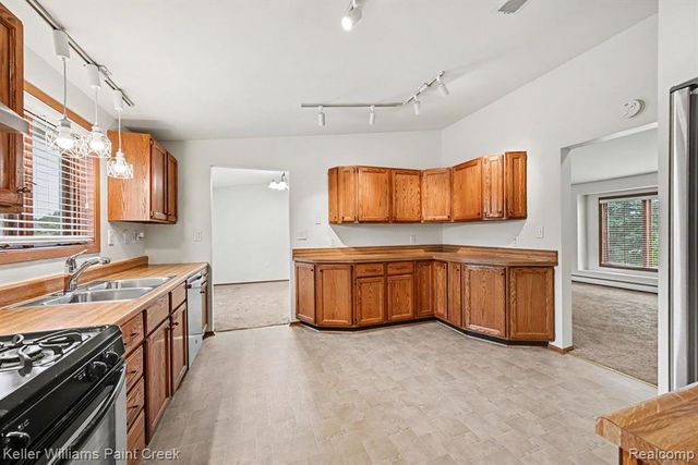 2232 London Bridge Drive, Rochester Hills, MI 48307