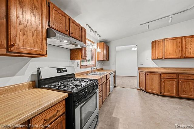 2232 London Bridge Drive, Rochester Hills, MI 48307