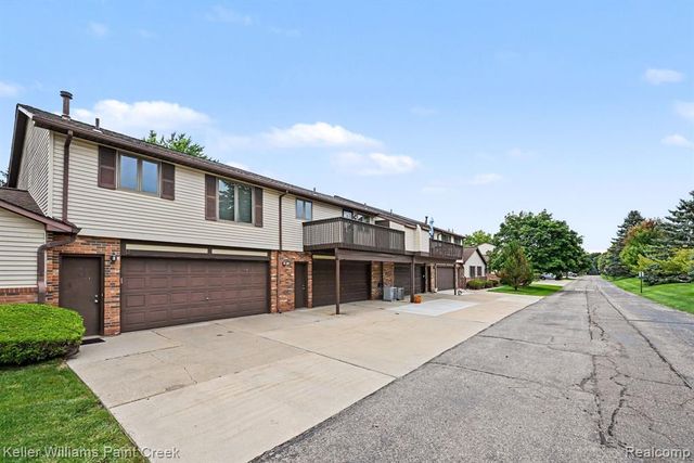 2232 London Bridge Drive, Rochester Hills, MI 48307