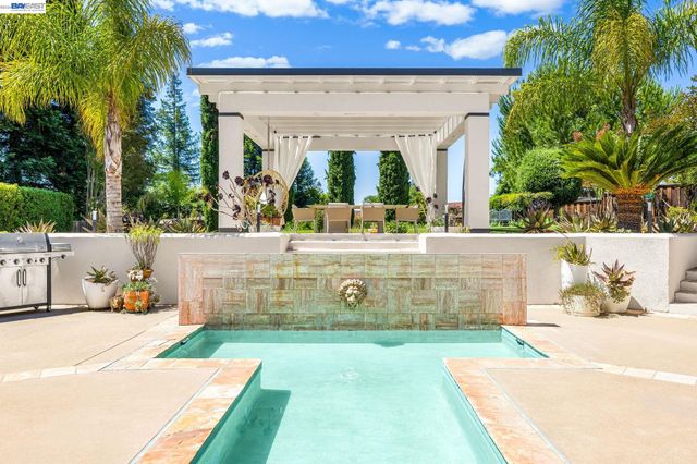 2338 Victoria Ct, Livermore, CA 94550