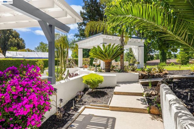 2338 Victoria Ct, Livermore, CA 94550