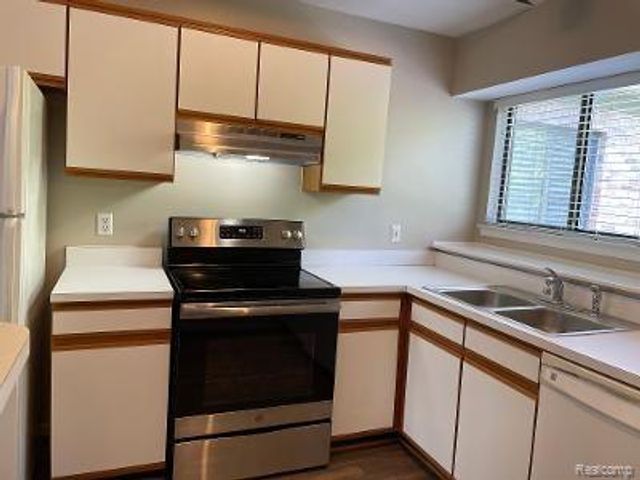 42715 LILLEY POINTE Drive 108, Canton Charter Township, MI 48187