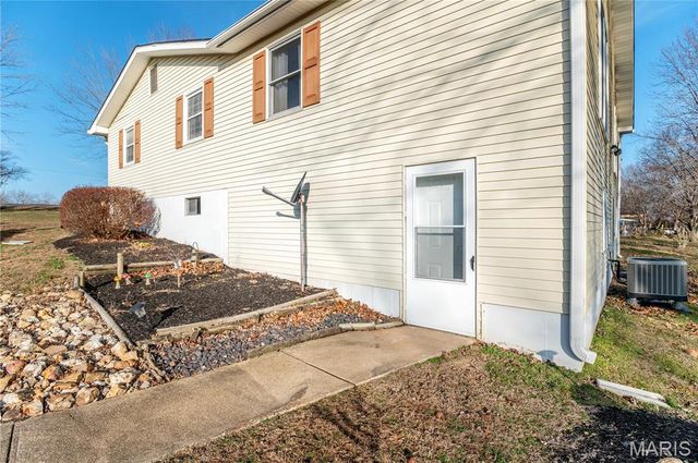 18105 Highway 8, St James, MO 65559