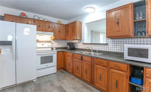 18105 Highway 8, St James, MO 65559