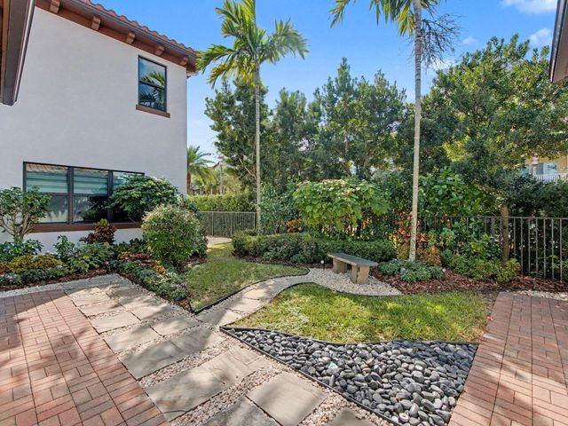 8125 Hobbes Way, Palm Beach Gardens, FL 33418