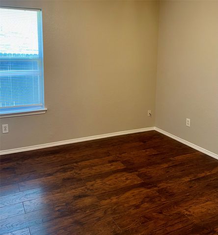 805 Gillon Drive, Arlington, TX 76001