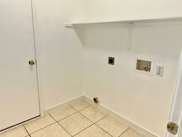 805 Gillon Drive, Arlington, TX 76001