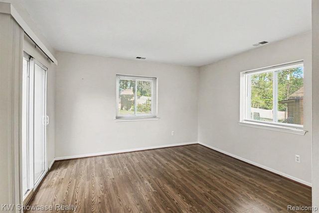 2331 Lakeside Drive, Highland, MI 48356