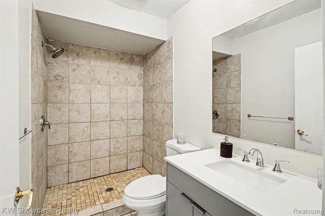 2331 Lakeside Drive, Highland, MI 48356