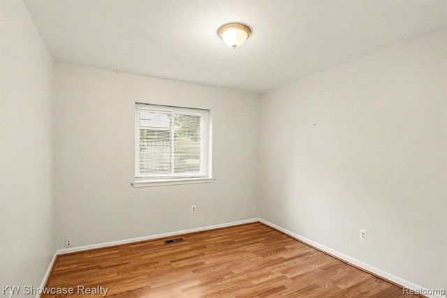2331 Lakeside Drive, Highland, MI 48356