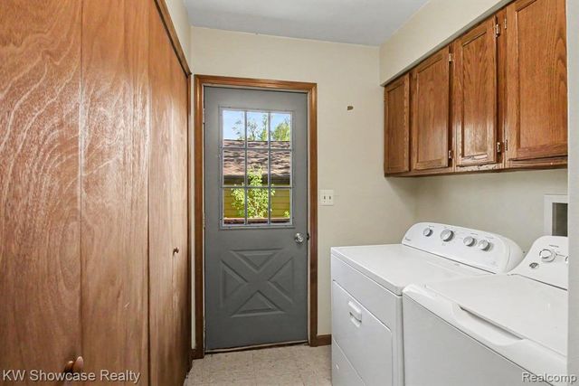 2331 Lakeside Drive, Highland, MI 48356