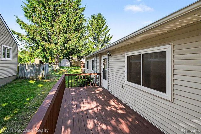 2331 Lakeside Drive, Highland, MI 48356