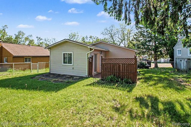 2331 Lakeside Drive, Highland, MI 48356