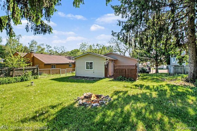 2331 Lakeside Drive, Highland, MI 48356