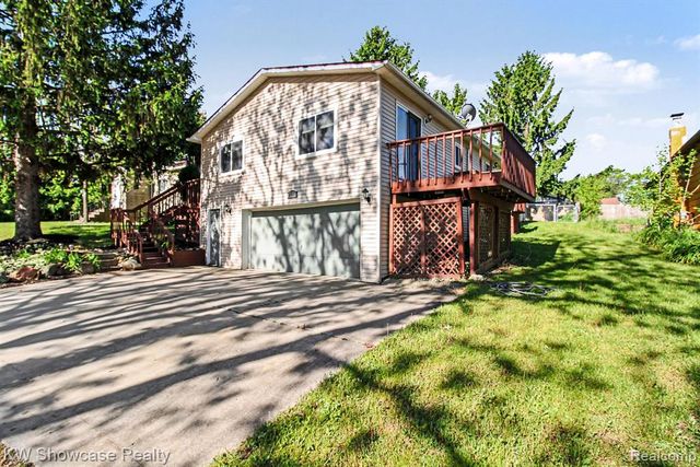 2331 Lakeside Drive, Highland, MI 48356