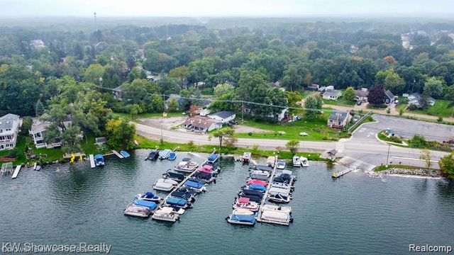 2331 Lakeside Drive, Highland, MI 48356
