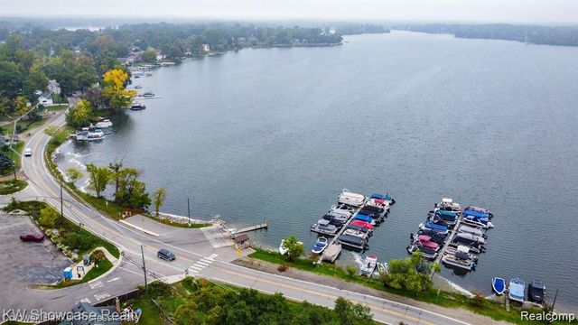 2331 Lakeside Drive, Highland, MI 48356