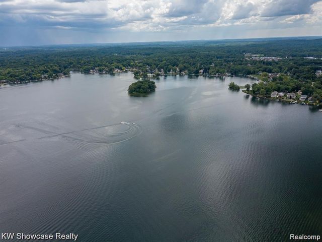 2331 Lakeside Drive, Highland, MI 48356