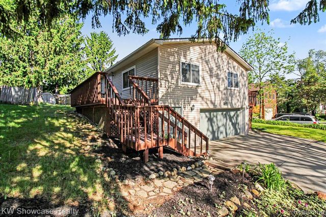 2331 Lakeside Drive, Highland, MI 48356