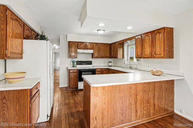 2331 Lakeside Drive, Highland, MI 48356
