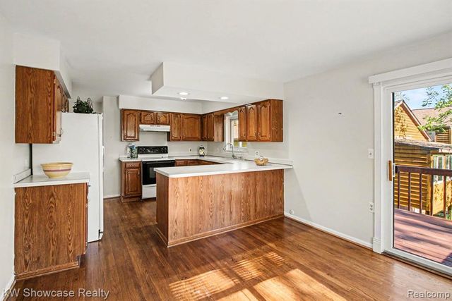 2331 Lakeside Drive, Highland, MI 48356