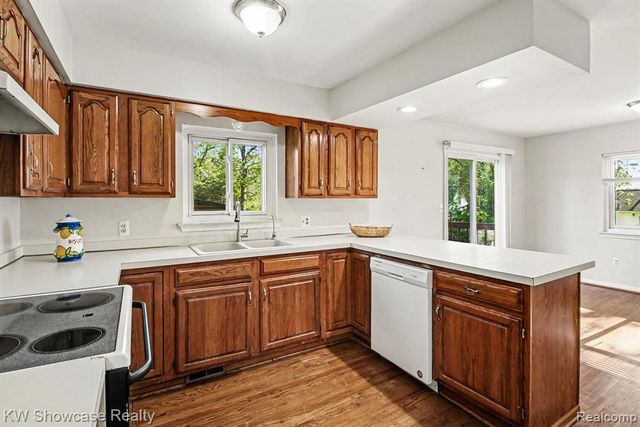 2331 Lakeside Drive, Highland, MI 48356