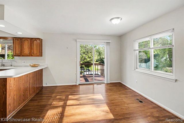 2331 Lakeside Drive, Highland, MI 48356