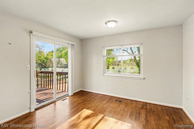 2331 Lakeside Drive, Highland, MI 48356